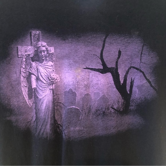 Small spooky grave yard Tshirt - Picture 3 of 3